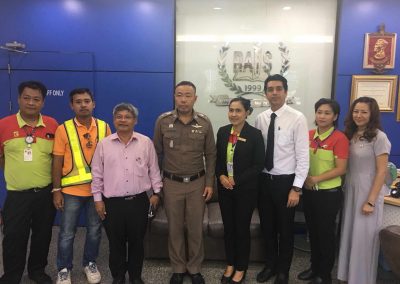 คุณปรมิตร ศรีกุเรชา ผู้ช่วยประธานกรรมการบริหาร โรงเรียนนานาชาติแอ๊ดเวนต์รามคำแหง ประชุมร่วมกับ พ.ต.ท.ยิ่งยศ ฉลาดปรุ รอง ผกก.จราจร สน.หัวหมาก คุณสุพรทิพย์ สมใจ ผู้จัดการสาขา ห้างสรรพสินค้าบิ๊กซี เอ็กซ์ตร้า สาขาสุขาภิบาล3 และคุณกมล มหาผล บริษัท อิตาเลียนไทย ดีเวล๊อปเมนต์ จำกัด(มหาชน) เพื่อหาแนวทางการแก้ปัญหาจราจรบริเวณหน้าโรงเรียน